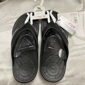 Aetrex Lynco Flips Black